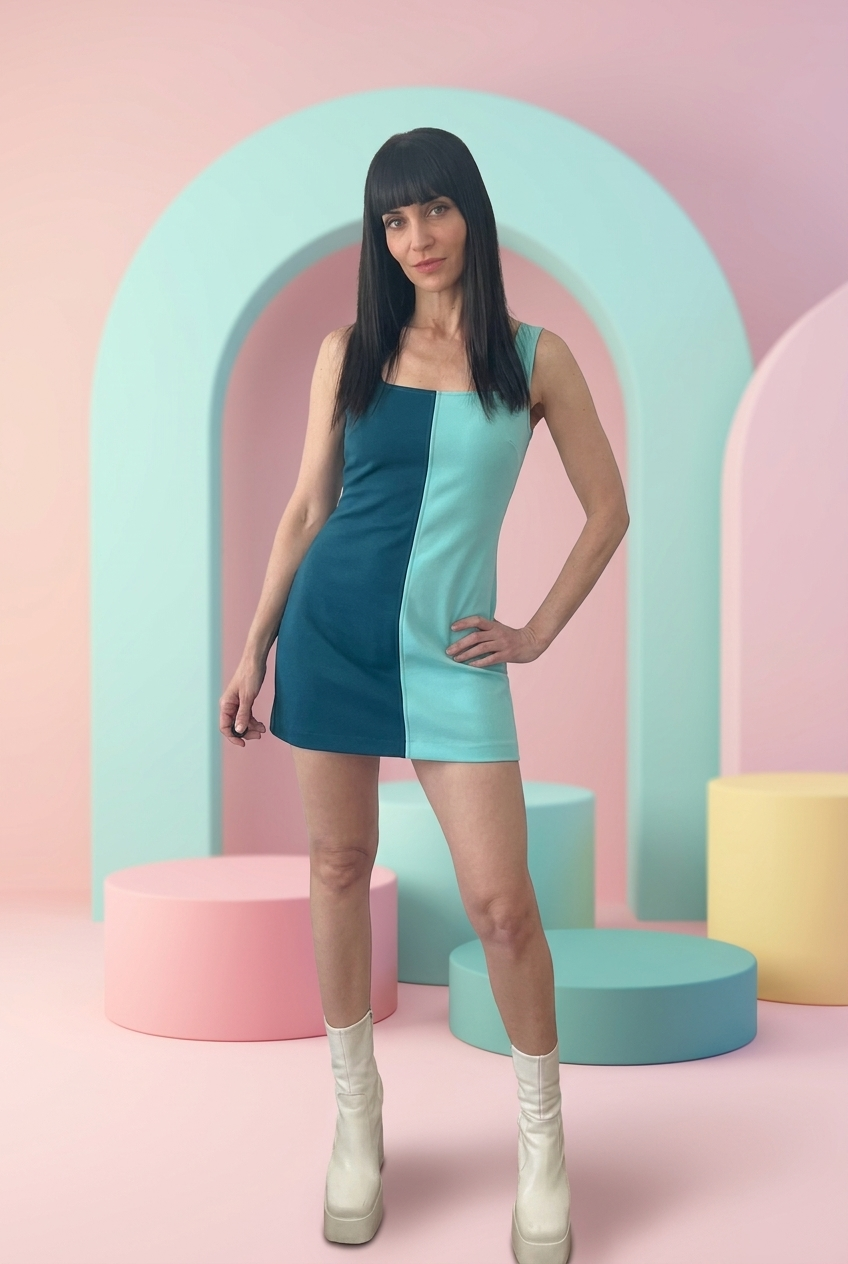 Modelo con vestido bicolor teal de mia moll
